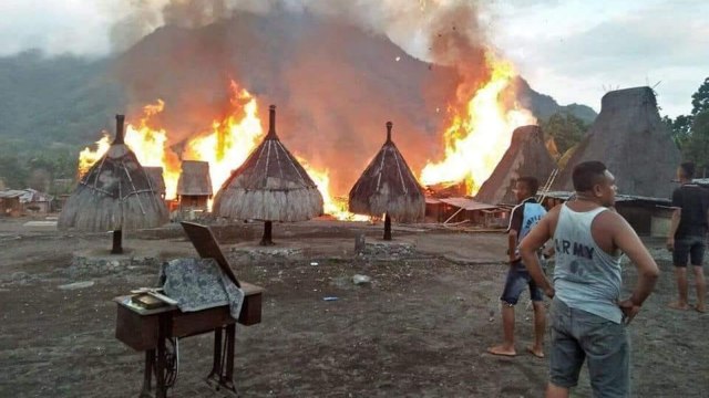 Perkampungan adat Megalitikum Gurusina di Flores, NTT terbakar, Selasa (14/8). (Foto: Doc. Nury Sybli)
