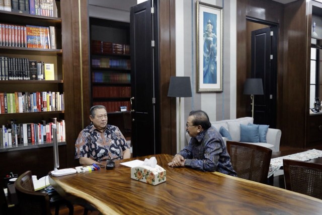 SBY bertemu dengan Pakde Karwo di kediaman SBY, Mega Kuningan, Jakarta (14/08/2018). (Foto: Dok. Partai Demokrat)