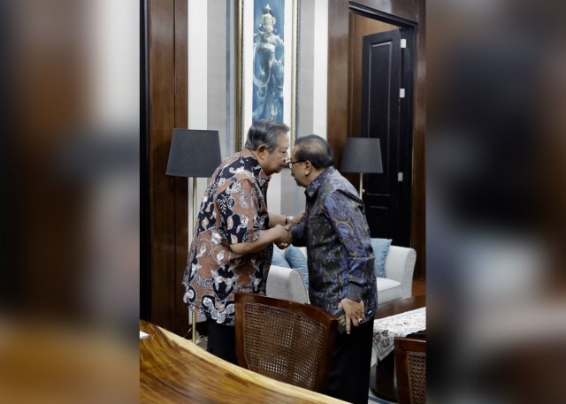 SBY bertemu dengan Pakde Karwo di kediaman SBY, Mega Kuningan, Jakarta (14/08/2018). (Foto: Dok. Partai Demokrat)