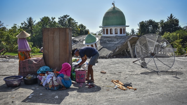 Warga korban gempa mengumpulkan barang berharga mereka pascagempa di Dusun Sambik Jengkel Perigi, Lombok Utara, NTB, Sabtu (11/8).  (Foto: ANTARA FOTO/Ahmad Subaidi)