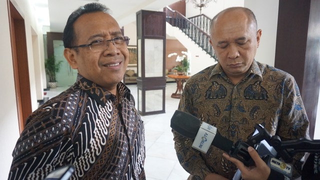 Menteri Sekretaris Negara (Mensesneg), Pratikno (kiri) dan Koordinator Staf Khusus, Teten Masduki (kanan) di Jakarta, Selasa (14/8). (Foto:  Yudhistira Amran Saleh/kumparan)