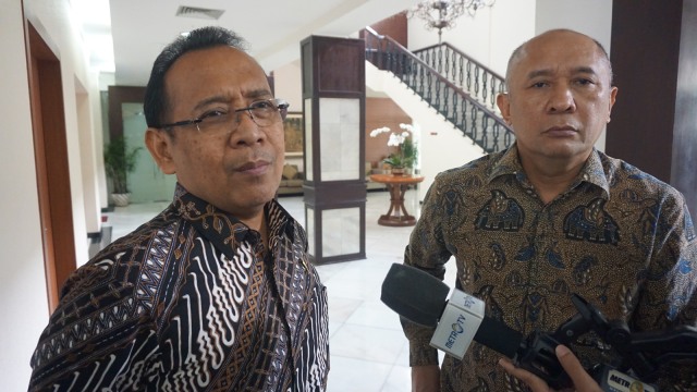 Menteri Sekretaris Negara (Mensesneg), Pratikno (kiri) dan Koordinator Staf Khusus, Teten Masduki (kanan) di Jakarta, Selasa (14/8). (Foto:  Yudhistira Amran Saleh/kumparan)