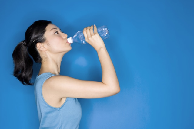 Ilustrasi minum air sambil berdiri (Foto: Thinkstock)