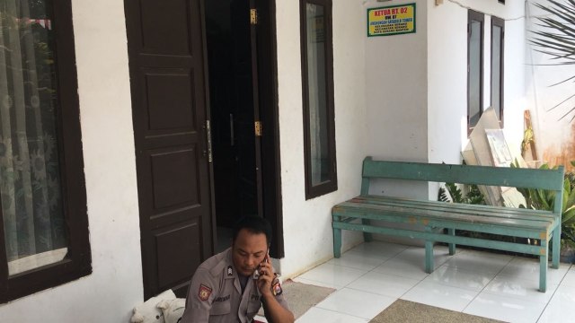 Polisi menjaga lingkungan Kerajaan Ubur-ubur, Banten. (Foto: Irish Tamzil/kumparan)