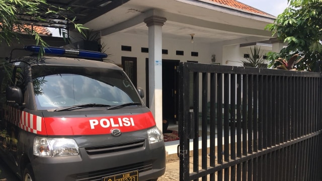 Polisi menjaga lingkungan Kerajaan Ubur-ubur, Banten. (Foto: Irish Tamzil/kumparan)