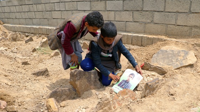 Suasana pemakaman anak-anak korban penyerangan di Yaman, Senin (13/8/2018). (Foto: Reuters/Naif Rahma)