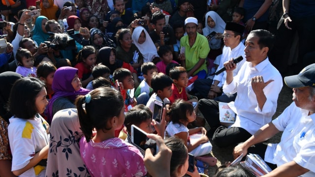 Jokowi di Tempat Pengungsian Gempa Lombok, Selasa (14/8). (Foto: Biro Pers Setpres)