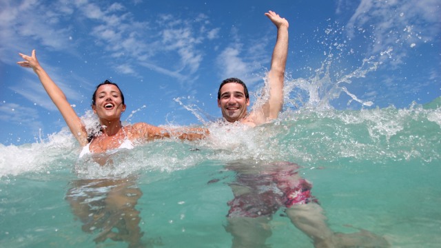 Ilustrasi berenang di laut. (Foto: Shutter stock)