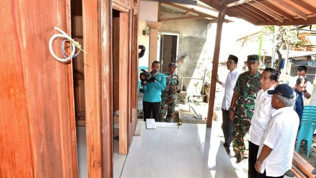 Presiden Joko Widodo (kedua dari kanan) tinjau rumah Zohri di Lombok, Selasa (14/8/2018). (Foto: biro press)
