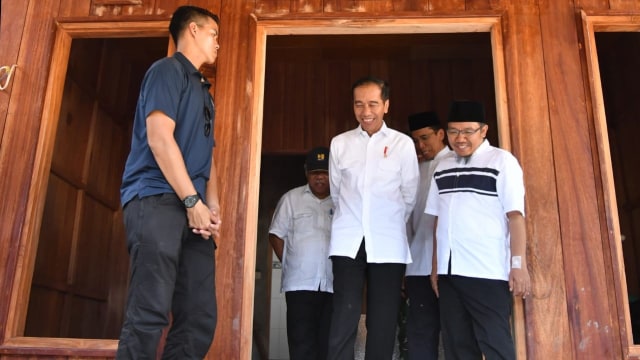 Presiden Joko Widodo (kedua dari kanan) tinjau rumah Zohri di Lombok, Selasa (14/8/2018). (Foto: biro press)