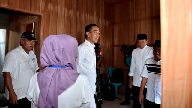 Presiden Joko Widodo (tengah) tinjau rumah Zohri di Lombok, Selasa (14/8/2018). (Foto: biro press)
