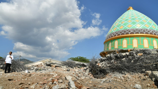 Presiden Joko Widodo tinjau bangunan masjid yang rubuh akibat gempa bumi, Lombok, Selasa (14/8/2018). (Foto: biro press)
