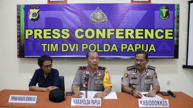 Wakapolda Papua melaksanakan konferensi pers terkait kecelakaan Pesawat Dimonim Air yang terjadi pada hari Sabtu (11/8/2018) di Gunung Menuk. (Foto: Dok.Polda Papua)