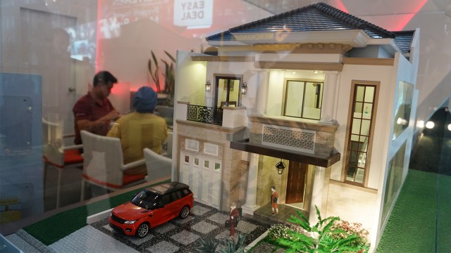 Pengunjung melihat miniatur rumah dalam pameran properti di Tangerang, Banten, Selasa (14/8/2018). (Foto: Aditia Noviansyah/kumparan)