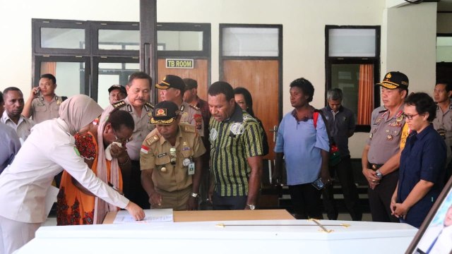 Penyerahan jenazah korban Pesawat Dimonim Air yang jatuh di di RS Bhayangkara Polda Papua. (Foto: Dok.Polda Papua)