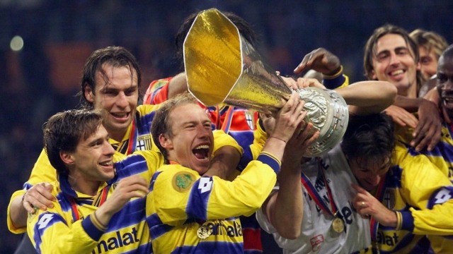 Parma saat mengangkat trofi Piala UEFA 1999. (Foto: AFP/Boris Horvat)