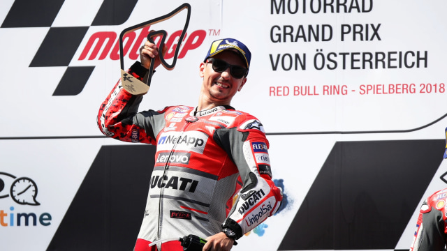 Jorge Lorenzo merayakan kemenangannya di GP Austria. (Foto: REUTERS/Lisi Niesner)