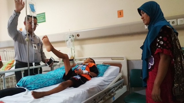 Seorang Siswa di Aceh Tak Bisa Berjalan Usai Disuntik Vaksin MR, Selasa (14/8). (Foto: Zuhri Noviandi/kumparan)