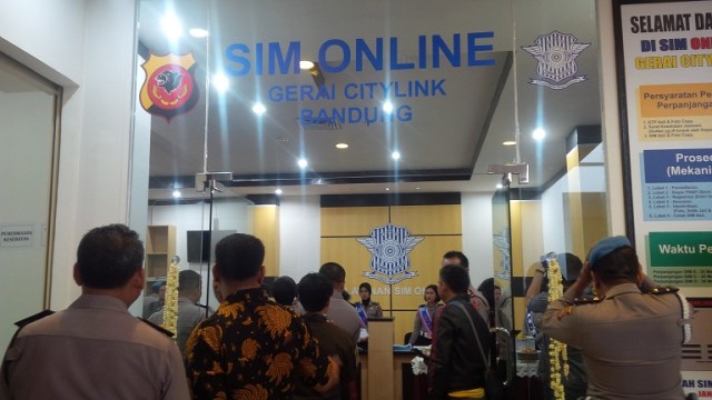 Warga Bandung Bisa Urus SIM Online Malam Hari 