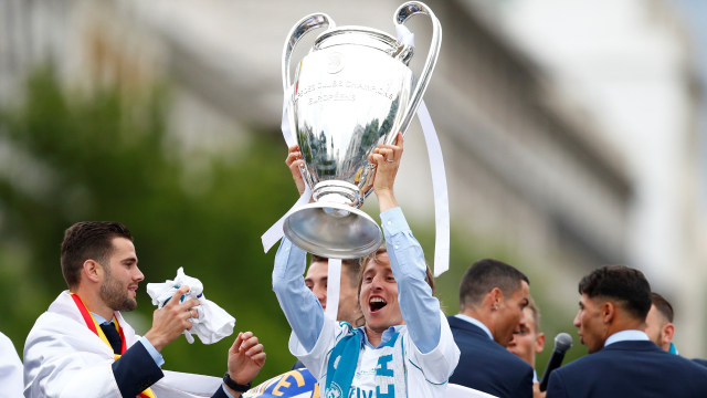 Modric mengangkat gelar Liga Champions ke-13 milik Madrid. (Foto: BENJAMIN CREMEL / AFP)
