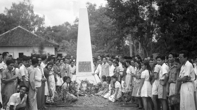 Sejumlah warga berkumpul di tugu proklamasi saat Perayaan Hari Proklamasi di Jalan Pegangsaan Timur, Jakarta, 17 Agustus 1947.  (Foto: ANTARA FOTO/IPPHOS)