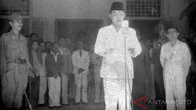 Presiden Sukarno (tengah) didampingi Wapres Mohammad Hatta (kanan) membacakan teks Proklamasi Kemerdekaan RI di Jalan Pegangsaan Timur, Jakarta, 17 Agustus 1945. (Foto: ANTARA FOTO/IPPHOS)