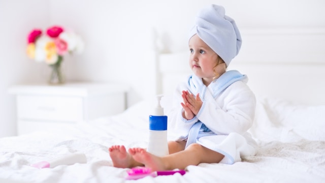 Ilustrasi anak menggunakan lotion Foto: Shutterstock