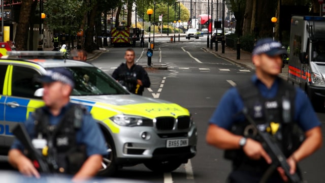 Petugas polisi berjaga pasca penabrakan di gedung parlemen di Westminster, London, Inggris, Selasa (14/8/2018). (Foto: Reuters/Hannah McKay)