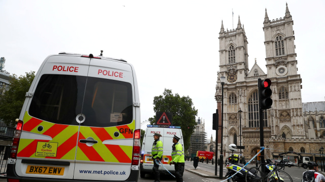 Petugas polisi berjaga pasca penabrakan di gedung parlemen di Westminster, London, Inggris, Selasa (14/8/2018). (Foto: Reuters/Hannah McKay)