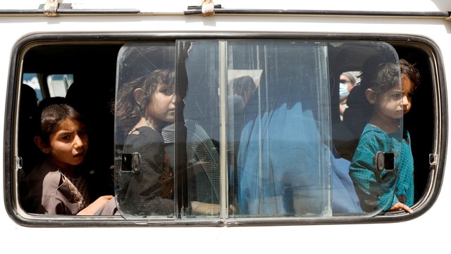 Anak-anak Afghanistan naik kendaraan saat mereka melarikan diri dari rumah mereka setelah pertempuran sengit di Provinsi Ghazni, Afganistan (14/8/2018). Foto: REUTERS/Mohammad Ismail