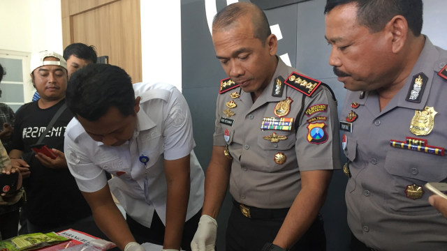 Konfrensi pers terkait peredaran narkoba yang melibatkan narapidana penghuni lapas Surabaya. (Foto: Phaksy Sukowati/kumparan)