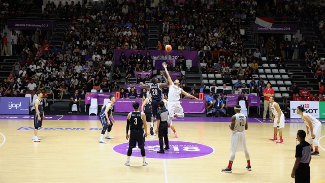 Tip-off pertandingan basket Asian Games 2018 antara Indonesia dan Korea. (Foto: ANTARA/INASGOC/Rocky Padila)