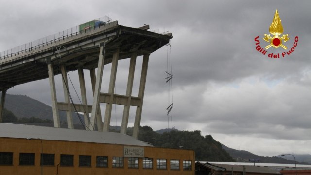 Kondisi Jembatan Morandi yang runtuh di Genoa, Italia Selasa (14/8/2018). (Foto: Italian Firefighters Press Office/Handout via Reuters)