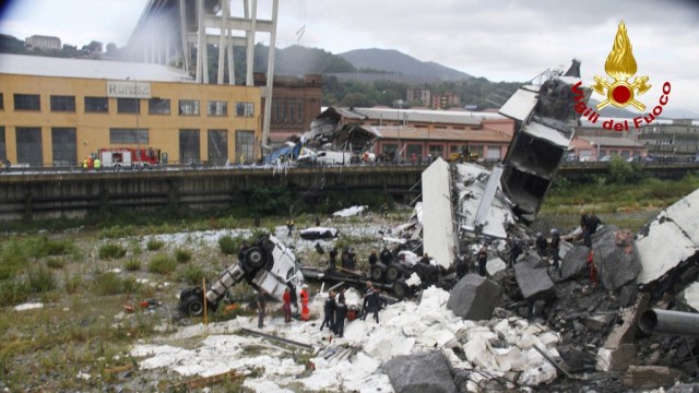 Kondisi Jembatan Morandi yang runtuh di Genoa, Italia Selasa (14/8/2018). (Foto: Italian Firefighters Press Office/Handout via Reuters)
