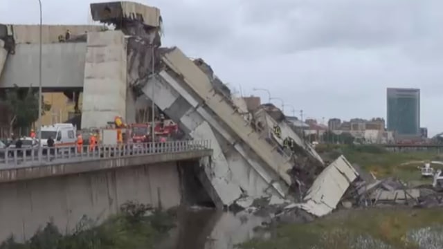 Kondisi Jembatan Morandi yang runtuh di Genoa, Italia Selasa (14/8/2018). (Foto: Local Team via Reuters TV)