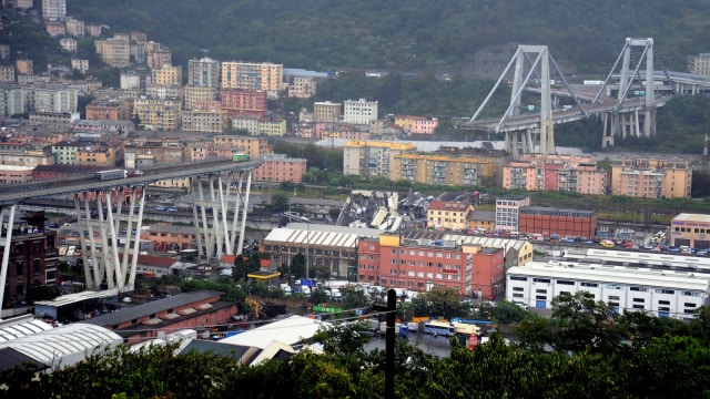 Kondisi Jembatan Morandi yang runtuh di Genoa, Italia Selasa (14/8/2018). (Foto: REUTERS/Stringer)