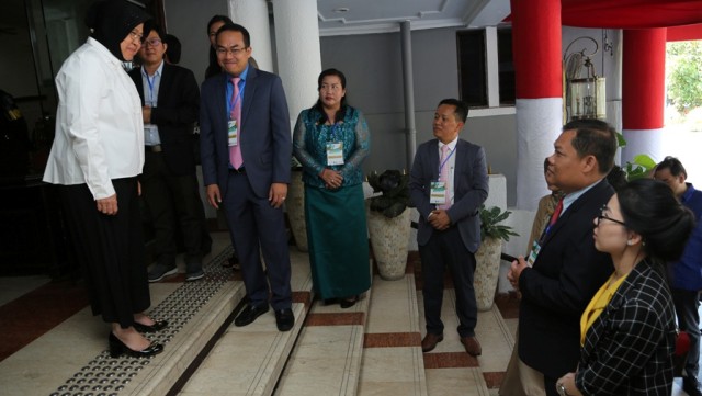 Delegasi Kamboja menemui Wali Kota Surabaya Tri Rismaharini untuk mempelajari tata-kelola lingkungan di Surabaya, Selasa (14/8/2018).
 (Foto: Dok. Istimewa)