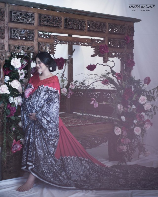 Kahiyang dalam balutan kain tradisional (Foto: Dok. Kahiyang Ayu/Instagram)