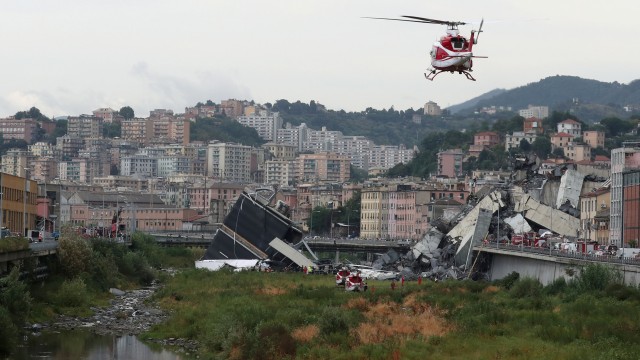 Ambruknya jembatan Morandi, Genoa, Italia (15/8/2018). (Foto: REUTERS/Stefano Rellandini)