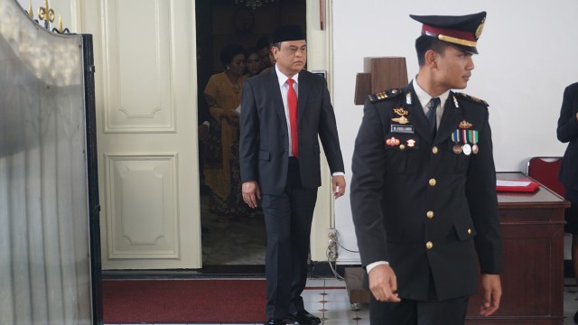 Wakapolri Komjen Pol Syafruddin (dasi merah) tiba di Istana, Jakarta, Rabu (15/8/2018). (Foto:  Yudhistira Amran Saleh/kumparan)