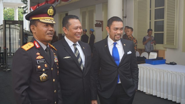 Ketua DPR RI, Bambang Soesatyo (tengah) bersama Kapolda Metro Jaya Irjen Pol Idham Azis (kiri) di Kompleks Istana Kepresidenan, Jakarta, Rabu (15/8/2018). Foto: Yudhistira Amran Saleh/kumparan