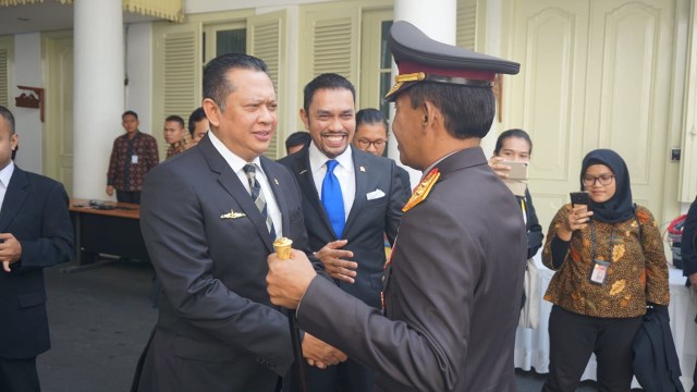 Ketua DPR RI, Bambang Soesatyo (kiri) berjabat tangan dengan Kapolda Metro Jaya Irjen Pol Idham Aziz di Kompleks Istana Kepresidenan, Jakarta, Rabu (15/8/2018). (Foto: Yudhistira Amran Saleh/kumparan)