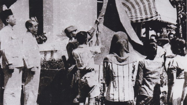 Sukarno (kiri) didampingi Moh. Hatta memmpin Upacara pengibaran Bendera Merah Putih pada saat dinyatakan kemerdekaan RI di Tugu Proklamasi, Jakarta. (Foto: Arsip foto Kempen RI)