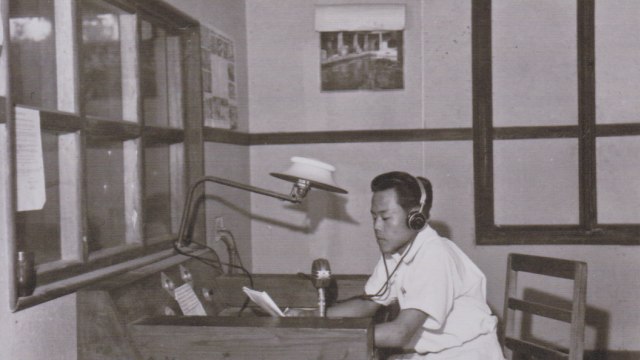 Suasana penyiaran di studio RRI Bukit Tinggi 31 Agustus 1950. (Foto: Arsip foto Kempen RI)