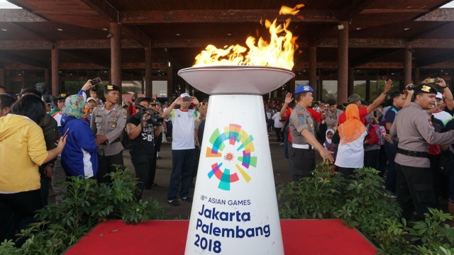 Torch Relay Obor Asian Games 2018 di TMII, Jakarta, Rabu (15/8/2018). (Foto: Nugroho Sejati/kumparan)