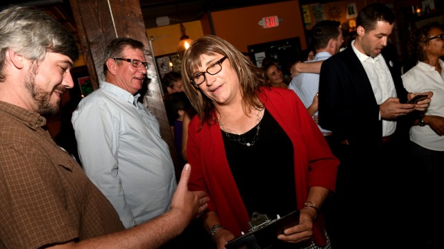 Christine Hallquist Trangender pertama yang jadi Calon Gubernur di AS, Rabu (15/8/18). (Foto: REUTERS/Caleb Kenna)
