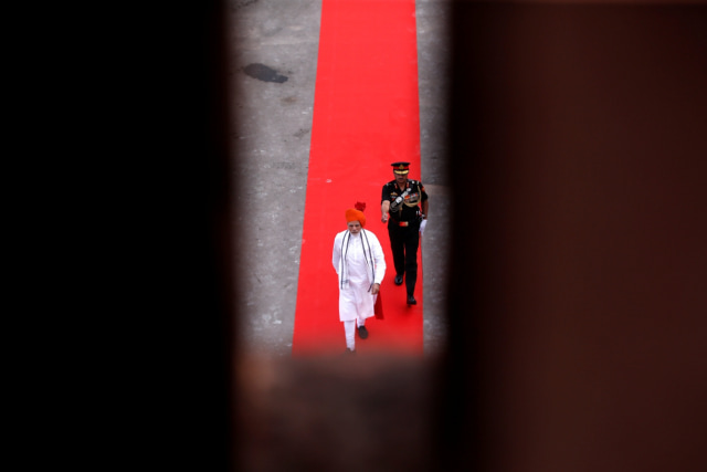 Perdana Menteri India Narendra Modi saat berjalan mendatangi acara Hari Kemerdekaan di Benteng Merah, Delhi, India (15/8/2018). (Foto: REUTERS/Adnan Abidi)