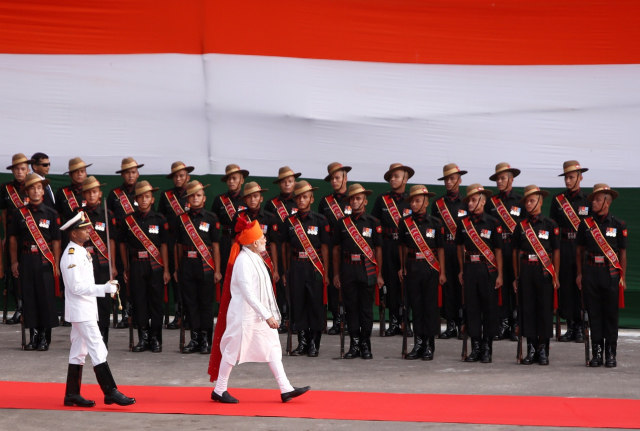 Perdana Menteri India Narendra Modi saat berjalan mendatangi acara Hari Kemerdekaan di Benteng Merah, Delhi, India (15/8/2018). (Foto: REUTERS/Adnan Abidi)