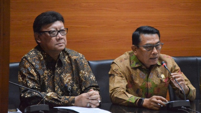 Menteri Dalam Negeri, Tjahjo Kumolo (kiri) dan Kepala Staf Kepresidenan, Moeldoko di konferensi perss Kolaborasi Cegah Korupsi di Gedung KPK, Jakarta (15/8/2018). (Foto: Nadia K. Putri)