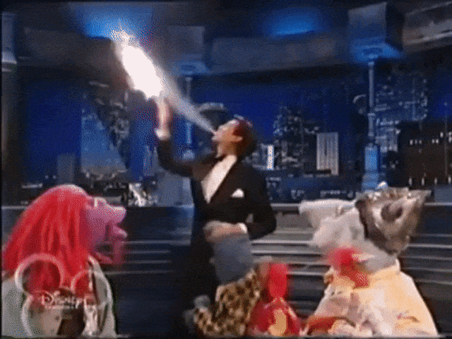 Pierce Brosnan saat memperlihatkan kebiasaannya memakan api. (Foto: YouTube: Sextantenautico)